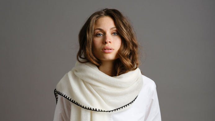 Cashmere scarf with contrast stitching