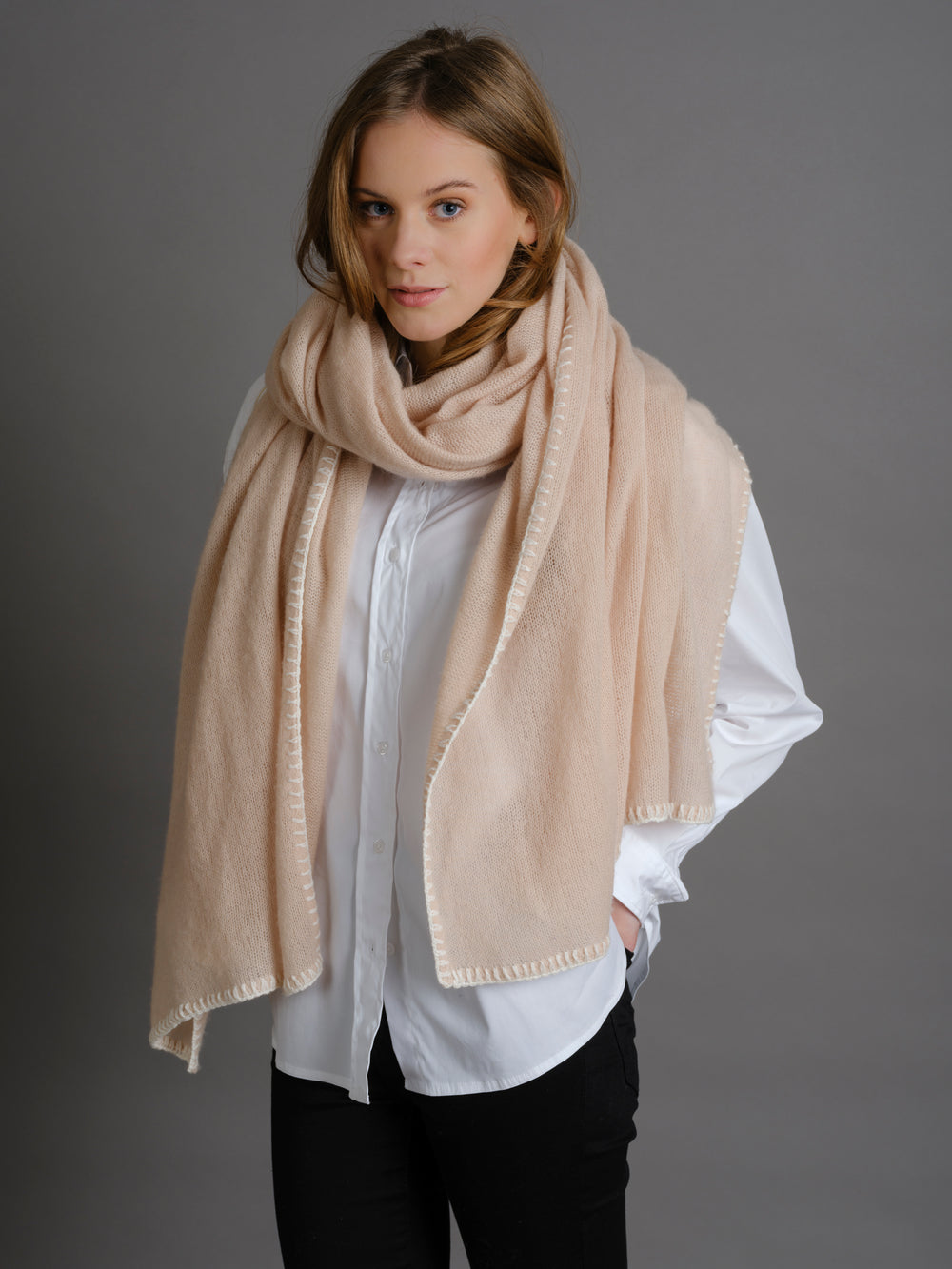 Cashmere scarf Horsestitch Oyster with contrast stitching in Snowflake