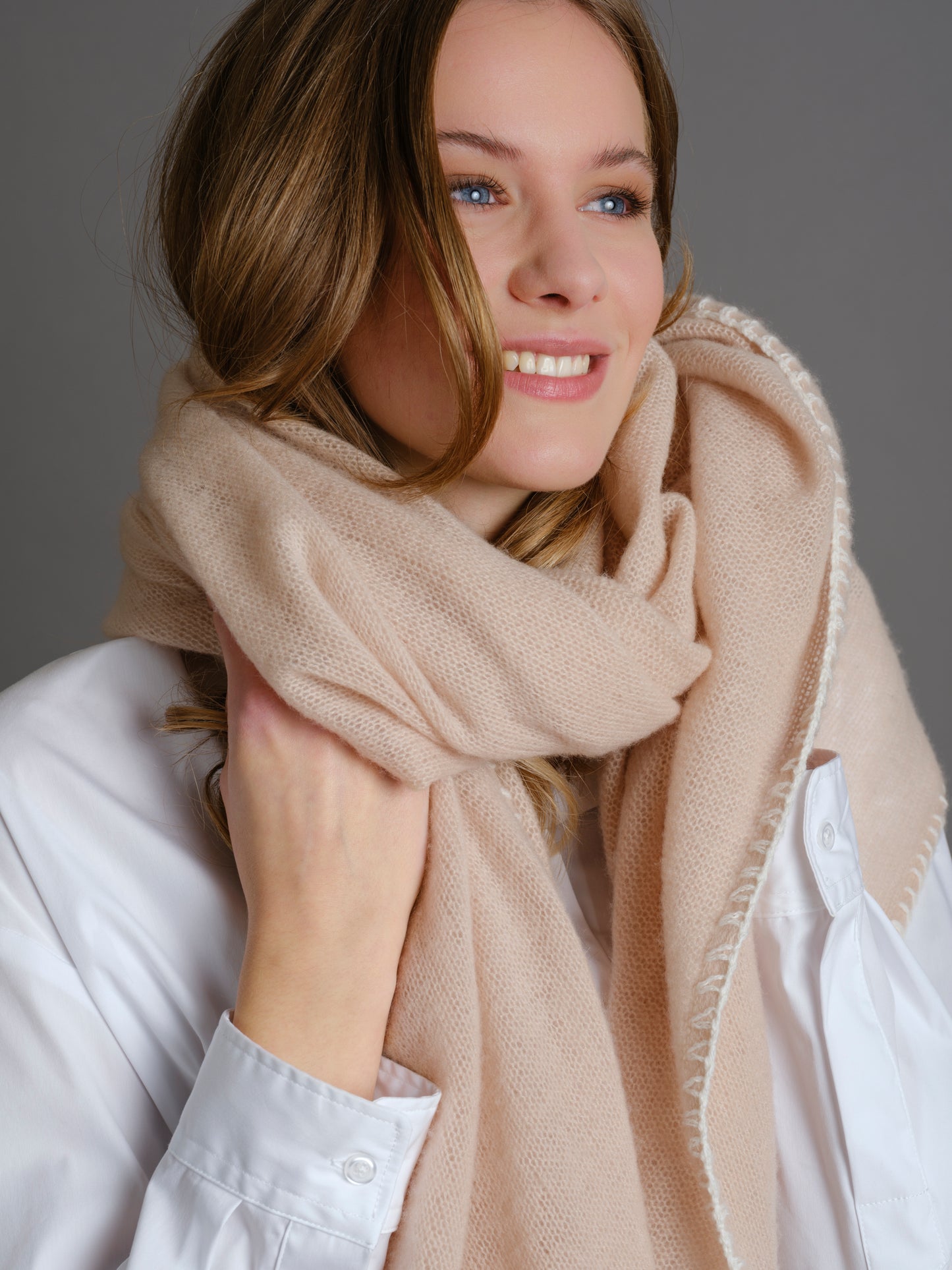 Cashmere scarf Horsestitch Oyster with contrast stitching in Snowflake